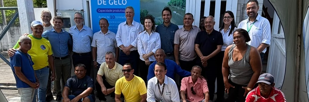 Representantes da Suzano, Prefeitura e Colônia Z-35 durante inauguração da Fábrica de Gelo de Mucuri