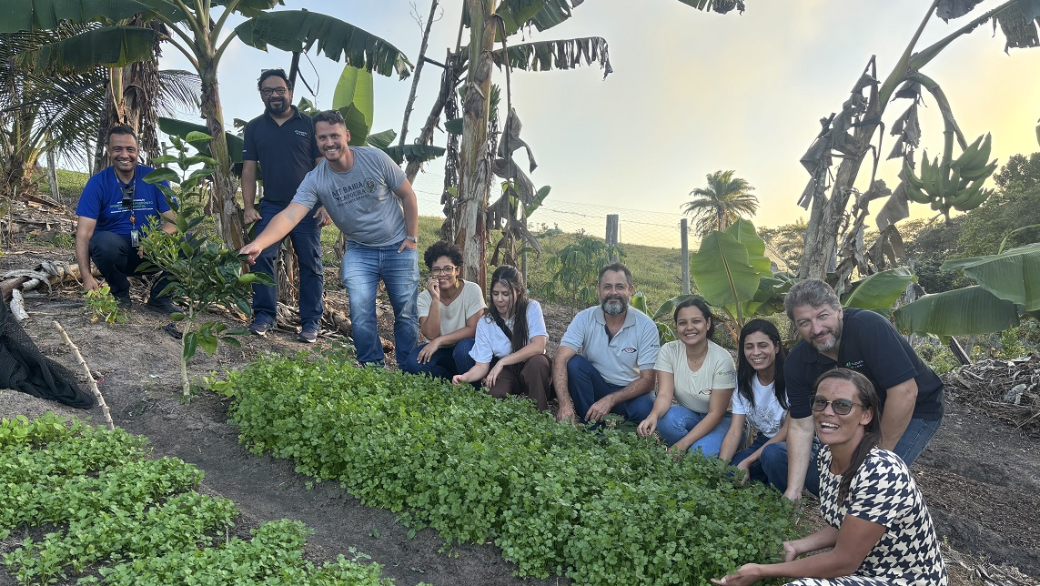 Visita de equipe da Suzano a propriedade da agricultora Priscila de Jesus