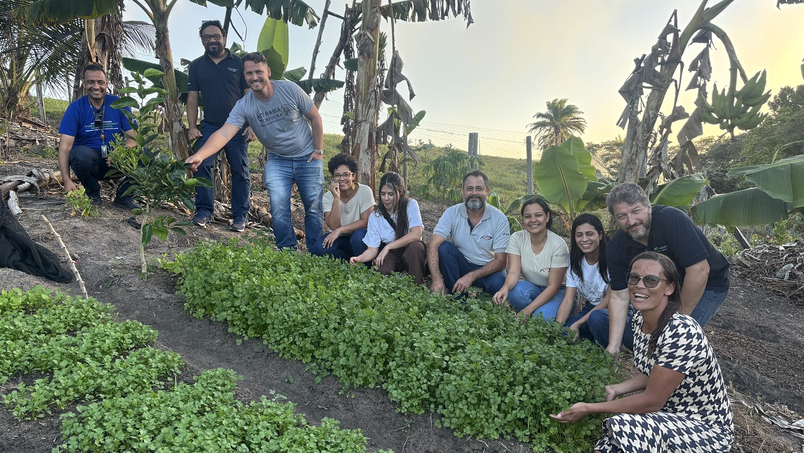 Visita de equipe da Suzano a propriedade da agricultora Priscila de Jesus