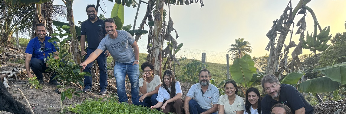 Visita de equipe da Suzano a propriedade da agricultora Priscila de Jesus